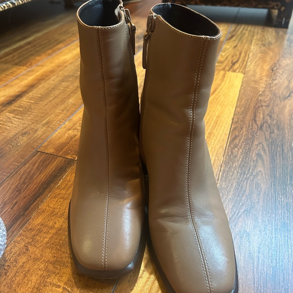 Tory Burch Elegant leather Tan Ankle Booties